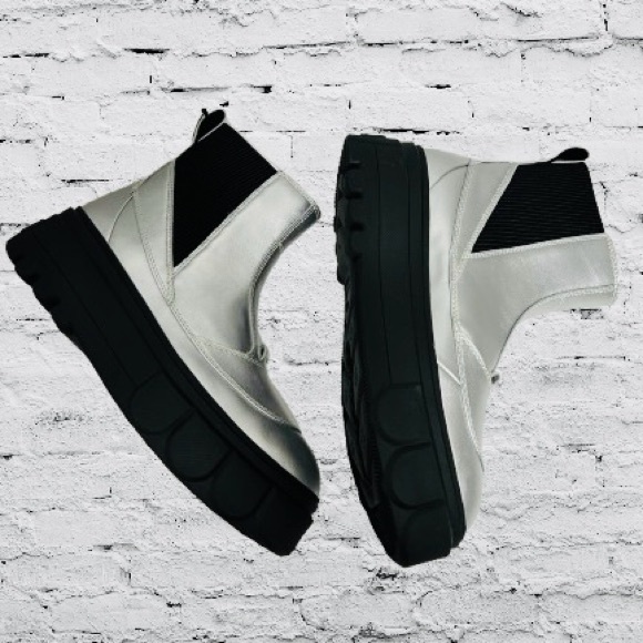 Sorel, Women’s, Caribou Pull-On Chelsea Boots Waterproof 10M Color: Pure Silver - Picture 3 of 10